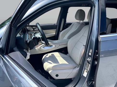 Used 2024 Mercedes-Benz GLS 450 4MATIC image 8