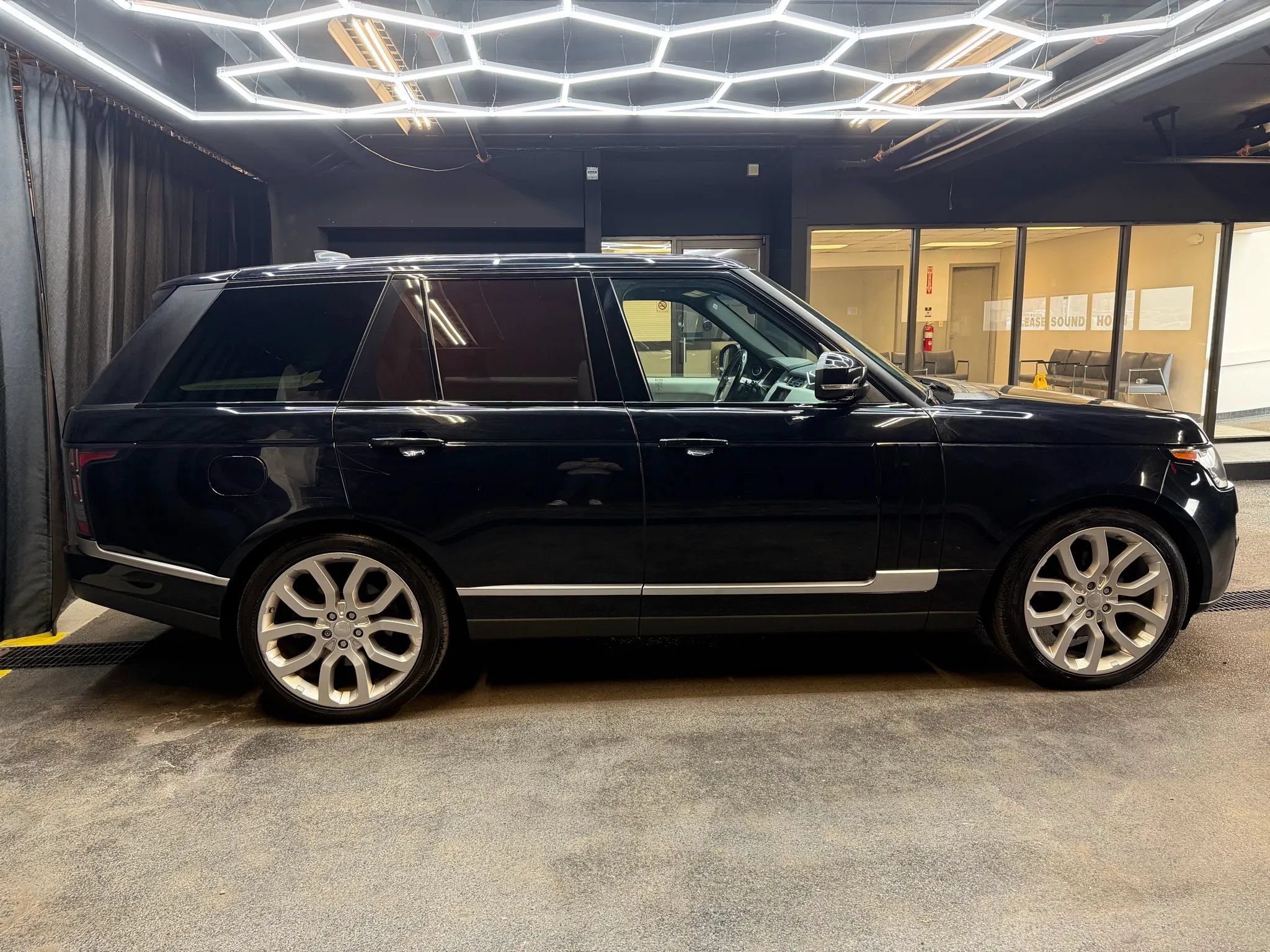 Used 2017 Land Rover Range Rover HSE AWD/4WD image 10
