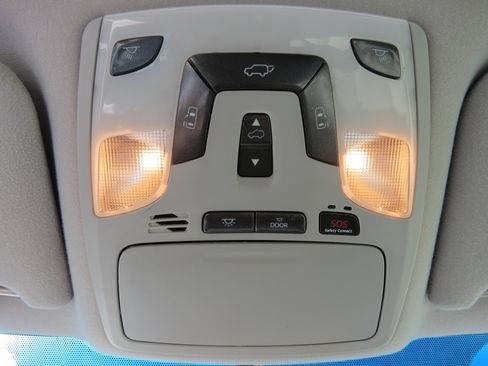 Used 2012 Toyota Sienna XLE image 27