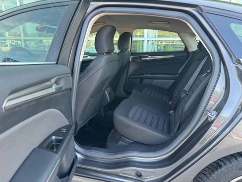 Used 2017 Ford Fusion SE FWD image 16