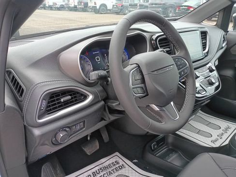 Used 2027 Chrysler Pacifica Select AWD/4WD image 11