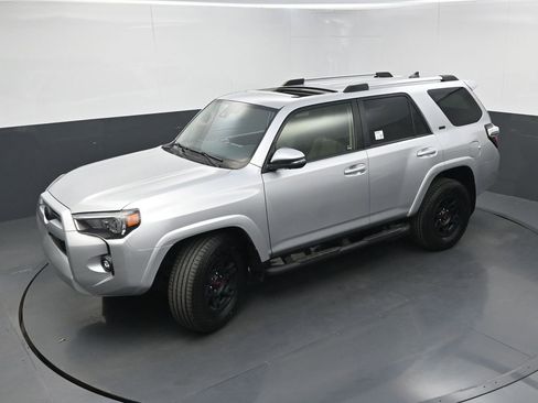 Used 2023 Toyota 4Runner SR5 Premium w/ Moonroof Package RWD image 32