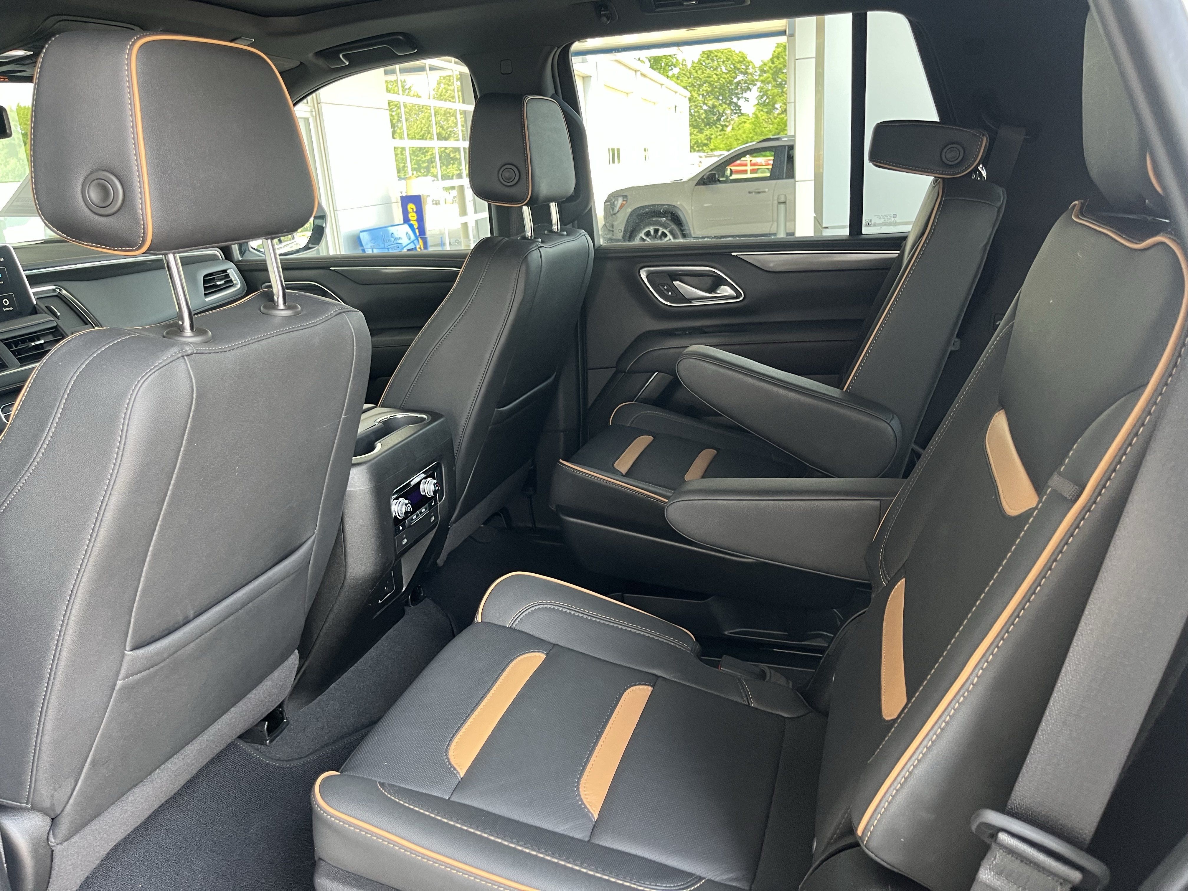 Used 2024 GMC Yukon AT4 w/ Technology Package AWD/4WD image 3