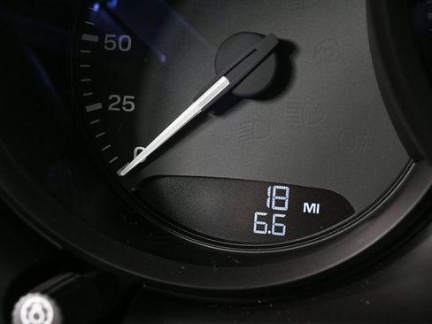 Certified 2025 Porsche Macan AWD image 12