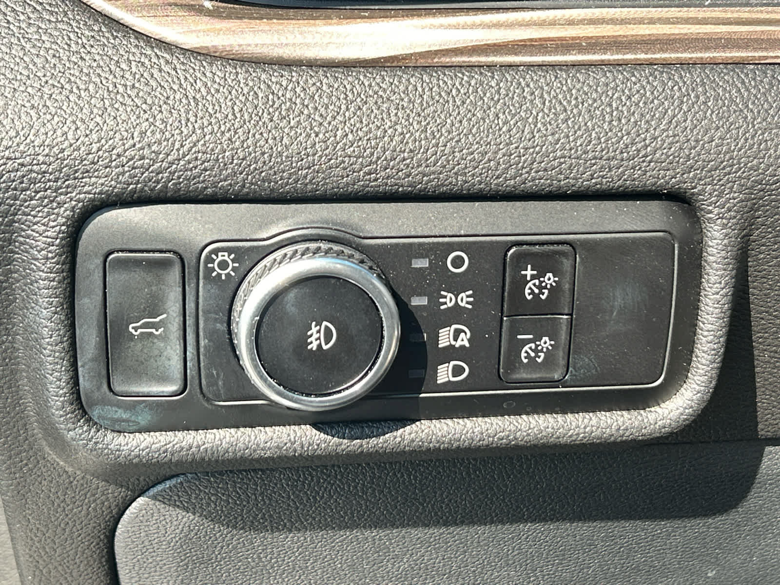 Used 2023 Ford Explorer Limited w/ Equipment Group 301A AWD/4WD image 21