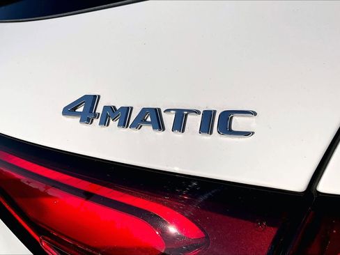 Used 2025 Mercedes-Benz GLC 300 4MATIC image 9