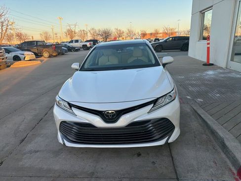 Used 2018 Toyota Camry XLE image 2