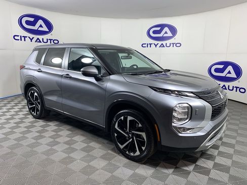 Used 2024 Mitsubishi Outlander SE image 1