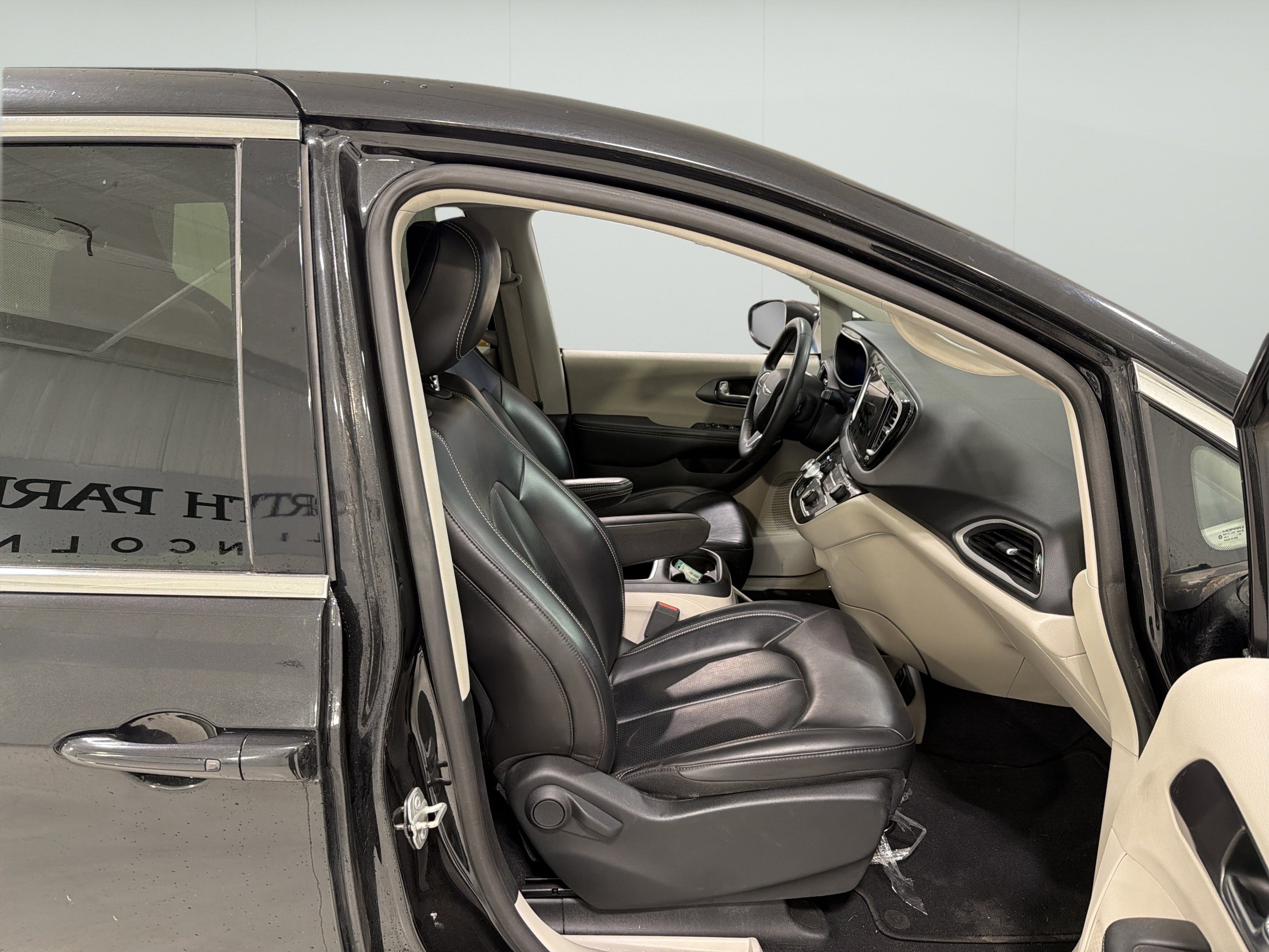 Used 2023 Chrysler Pacifica Touring-L FWD image 13