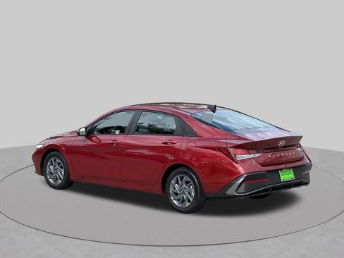 Used 2024 Hyundai Elantra SEL FWD image 3