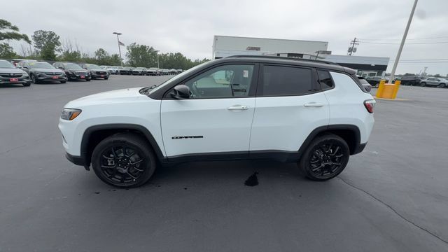 Used 2023 Jeep Compass Latitude w/ Convenience Group AWD/4WD image 5
