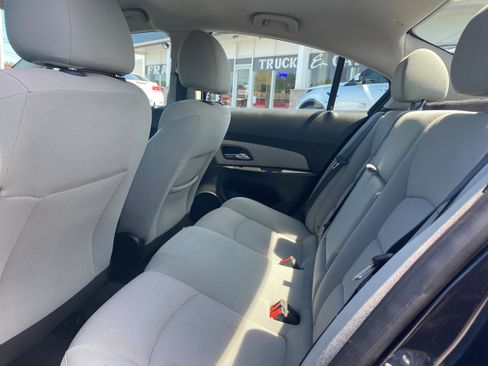 Used 2016 Chevrolet Cruze LT w/ Technology Package FWD image 17