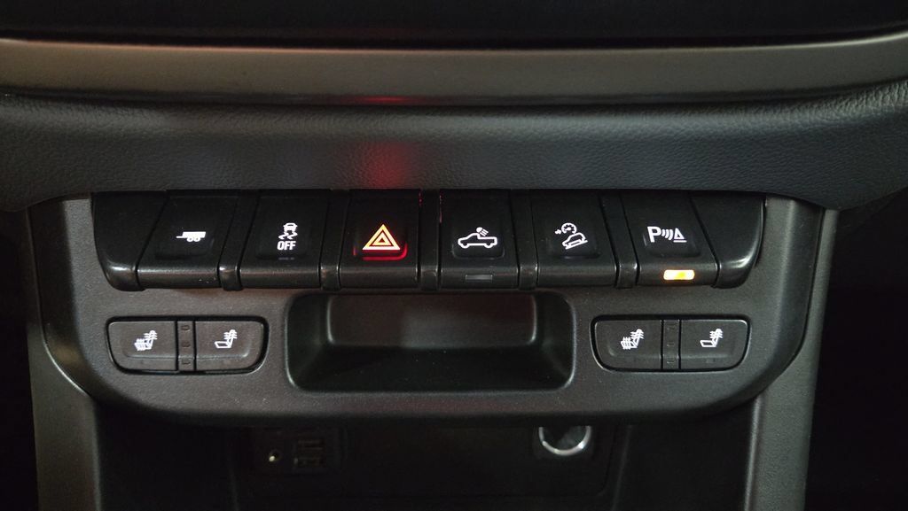 Used 2020 Chevrolet Colorado Z71 AWD/4WD image 16