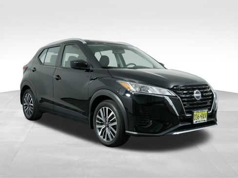 Used 2022 Nissan Kicks SV FWD image 2