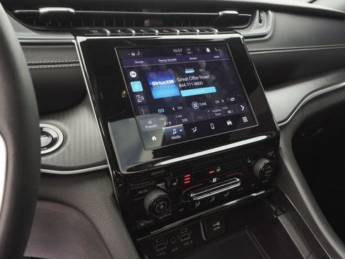 Used 2024 Jeep Grand Cherokee Altitude image 25