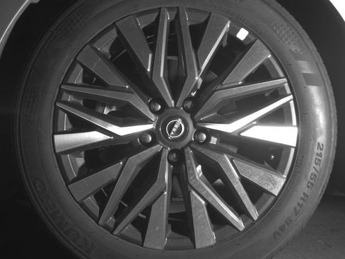 Used 2025 Nissan Altima 2.5 SV FWD image 9