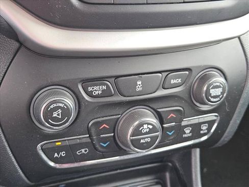 Used 2015 Jeep Cherokee Limited FWD image 12