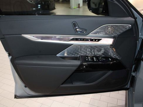 New 2026 BMW i7 M70 w/ Executive Package image 9