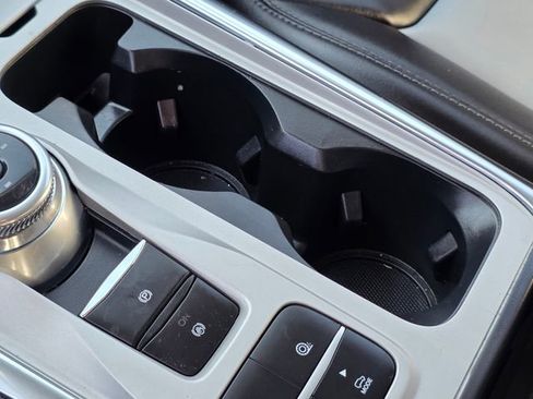 Used 2022 Ford Explorer XLT image 32