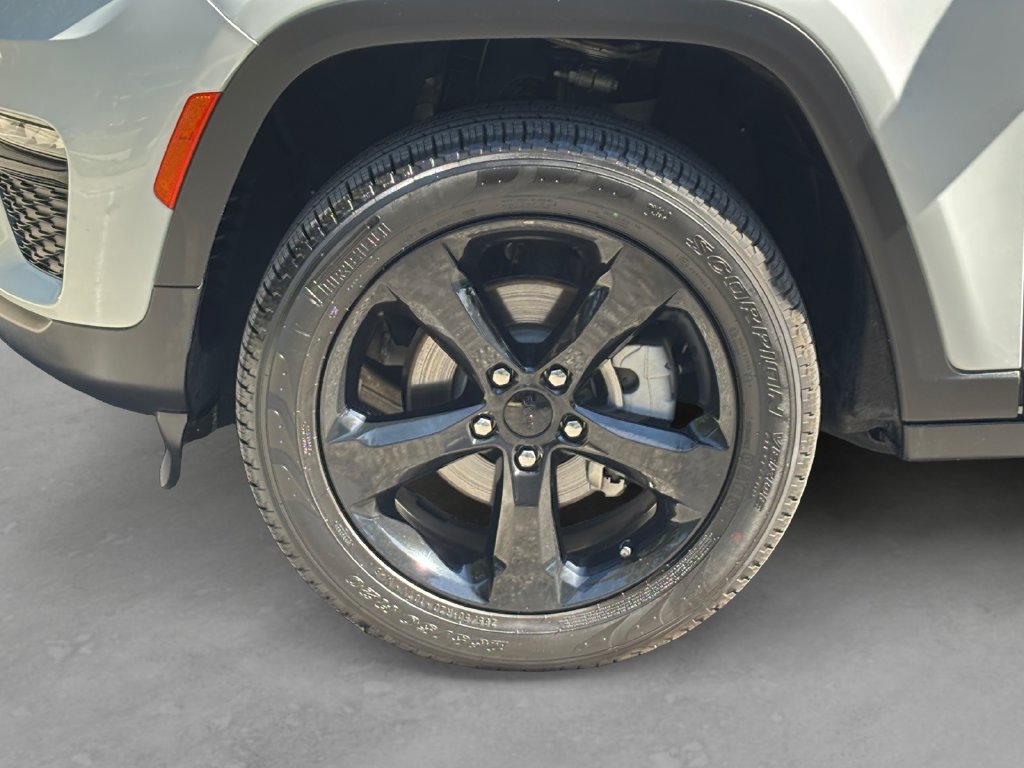 Used 2025 Jeep Grand Cherokee Limited w/ Black Appearance Package RWD image 9