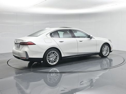 Used 2025 BMW 530i xDrive w/ Premium Package image 31