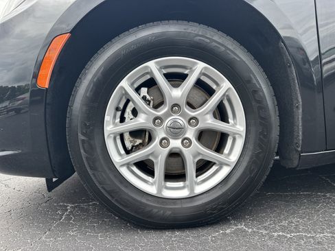 Used 2024 Chrysler Pacifica Touring-L FWD image 12