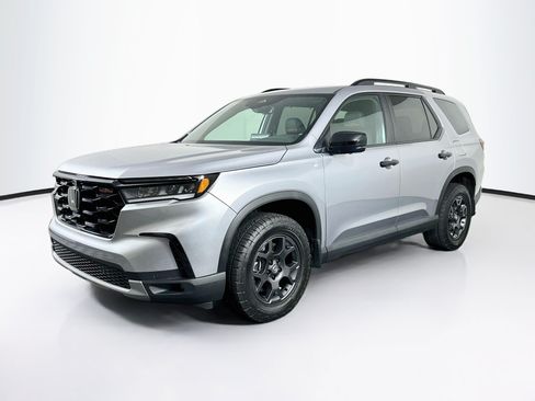 Used 2025 Honda Pilot TrailSport image 3