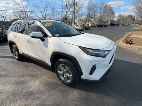 Used 2025 Toyota RAV4 XLE image 4