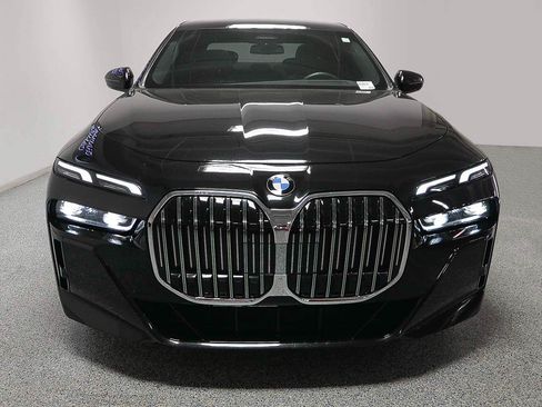 Used 2025 BMW 740i xDrive AWD/4WD image 2