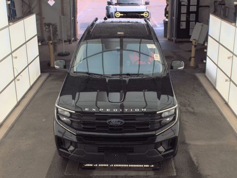 Used 2025 Ford Expedition Active AWD/4WD image 3