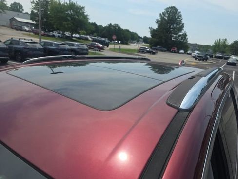 Used 2019 Chrysler Pacifica Limited w/ Tire & Wheel Group FWD image 7