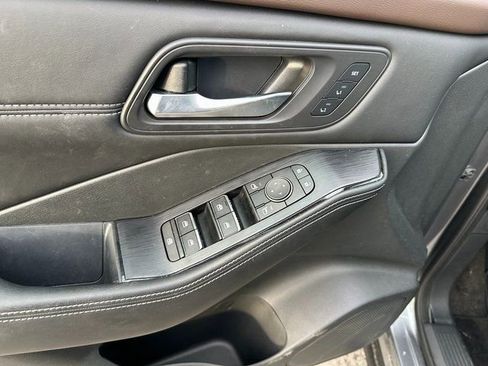 Used 2022 Nissan Rogue SL w/ SL Premium Package image 17