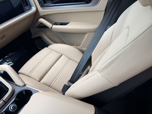 Certified 2024 Porsche Cayenne Turbo AWD/4WD image 19