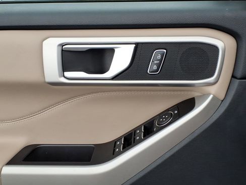 Used 2022 Ford Explorer XLT image 25