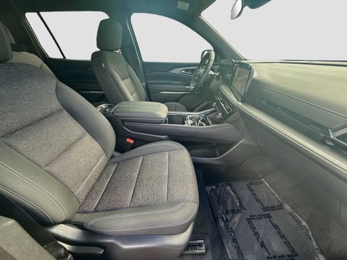 Used 2025 Chevrolet Traverse LT FWD image 32