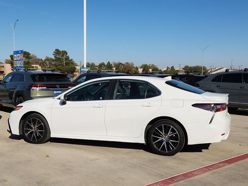 Used 2024 Toyota Camry SE image 4