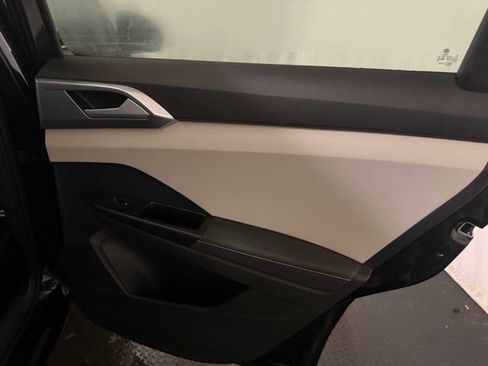 Certified 2025 Volkswagen Taos SE w/ Panoramic Sunroof Package image 26