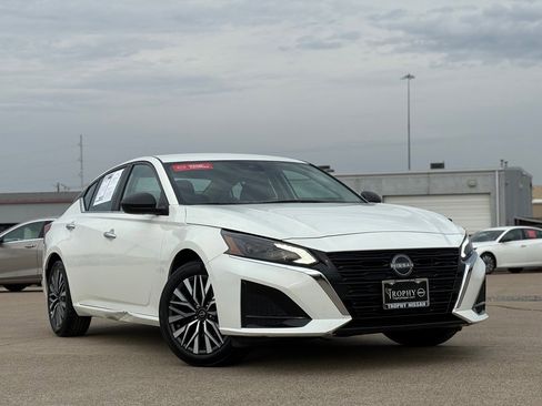 Certified 2025 Nissan Altima 2.5 SV image 2