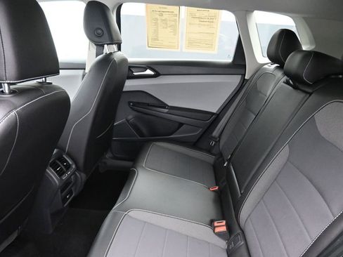 Used 2023 Volkswagen Taos SE w/ Panoramic Sunroof Package AWD/4WD image 9