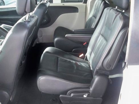 Used 2015 Chrysler Town & Country Touring image 6