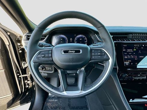 Used 2024 Jeep Grand Cherokee Altitude image 11