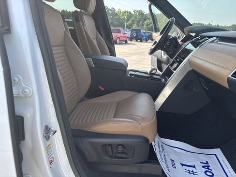 Used 2023 Land Rover Discovery Metropolitan Edition image 15