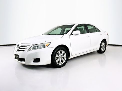 Used 2011 Toyota Camry LE image 3