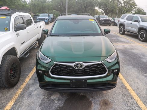 Used 2025 Toyota Highlander LE FWD image 5