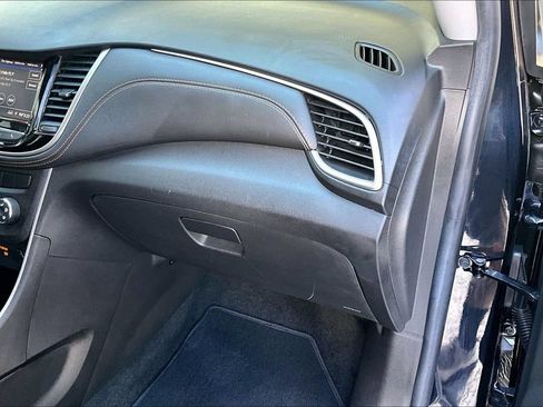 Used 2022 Chevrolet Trax LT w/ LT Convenience Package FWD image 25