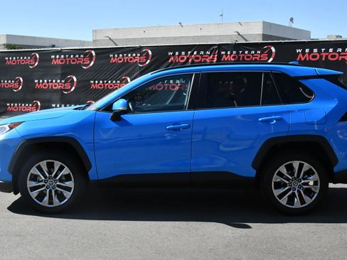 Used 2020 Toyota RAV4 XLE Premium FWD image 4