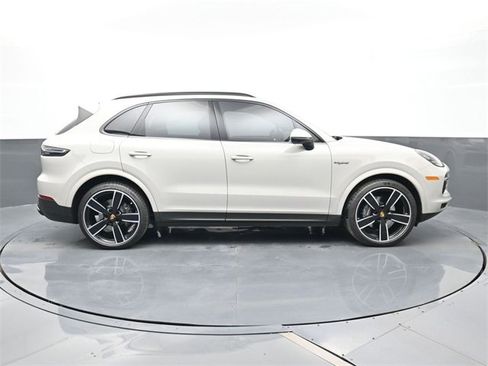 Used 2022 Porsche Cayenne Platinum Edition image 23