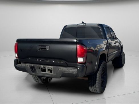 Used 2017 Toyota Tacoma TRD Sport image 5