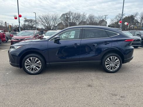 Used 2024 Toyota Venza XLE AWD/4WD image 4