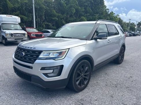 Used 2017 Ford Explorer XLT w/ Equipment Group 202A FWD image 5